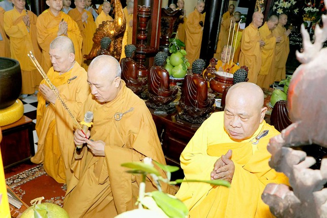 Niêm hương bạch Phật