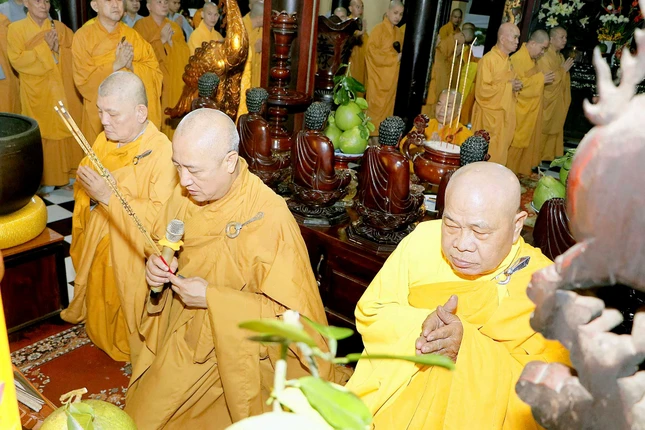 Niêm hương bạch Phật