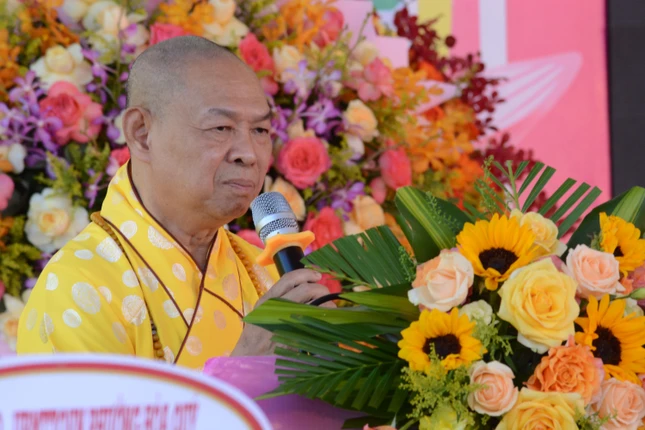 Hòa thượng Thích Từ Nghiêm ban đạo từ