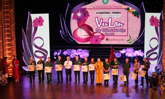 Hòa thượng Thích Gia Quang tặng quà tri ân