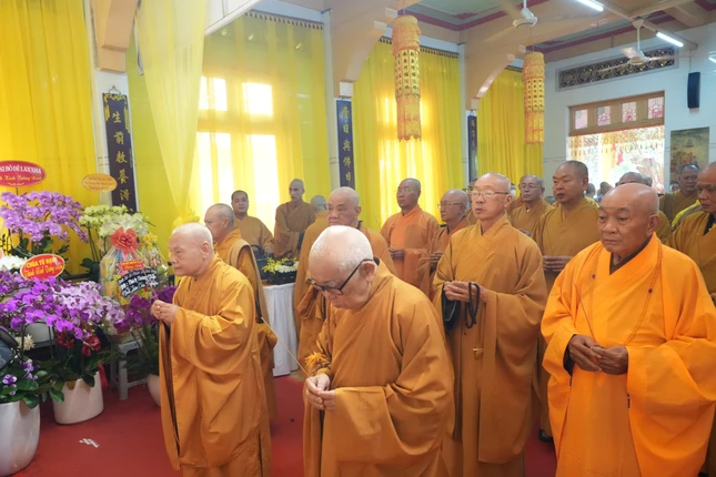 Chư tôn giáo phẩm thắp hương tưởng niệm