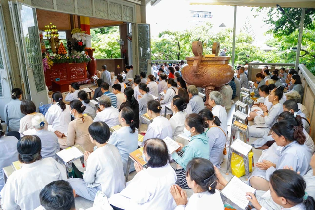 Phật tử tham dự buổi lễ