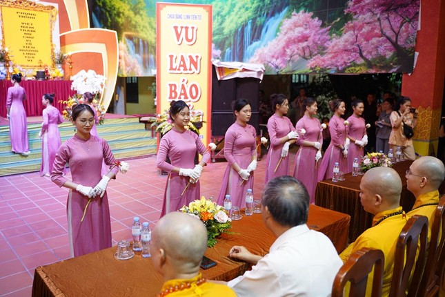 Dâng hoa cúng dường