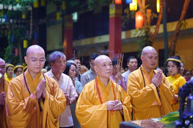 Niêm hương bạch Phật