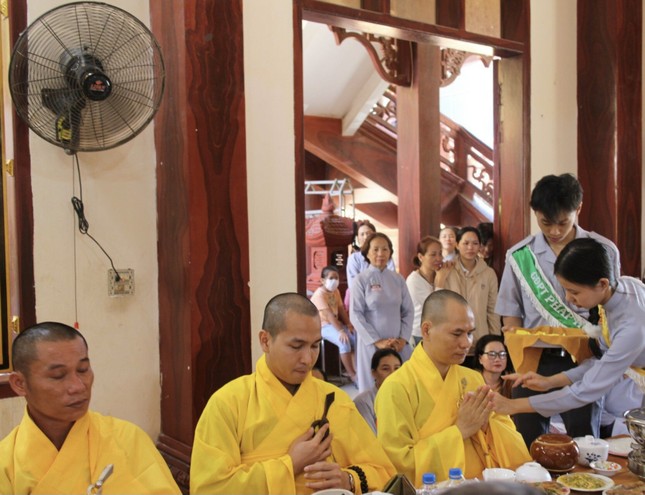 Các em Gia đình Phật tử cài hoa hồng