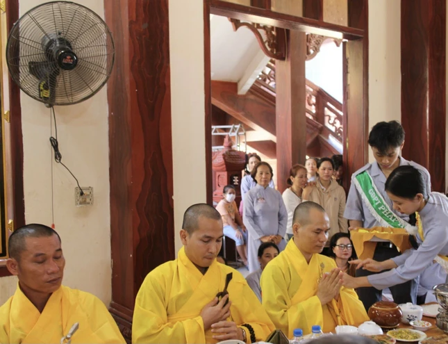 Các em Gia đình Phật tử cài hoa hồng