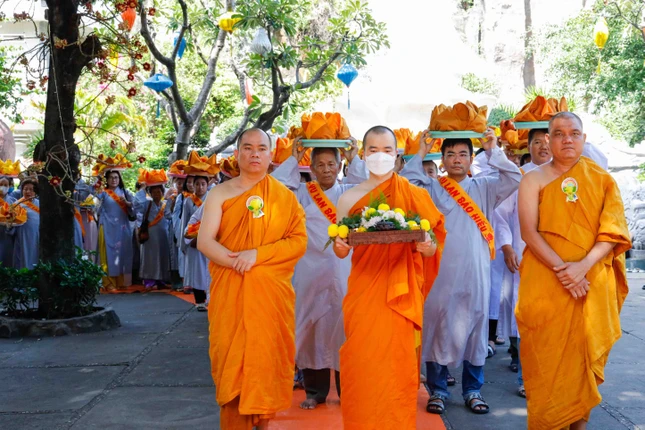 Phật tử nhiễu y, cúng dường chư tôn đức