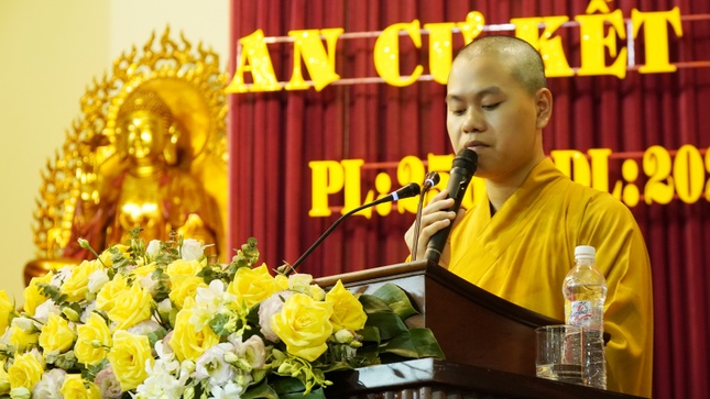 Đại đức Thích Thanh Thức đọc báo cáo Đại đức Thích Thanh Thức đọc báo cáo