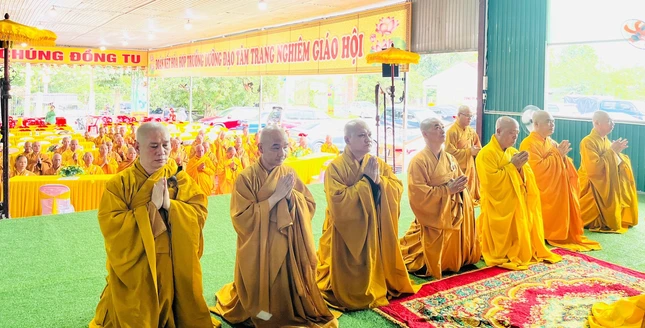 Đại diện hành giả dâng lời khánh tuế chư tôn đức