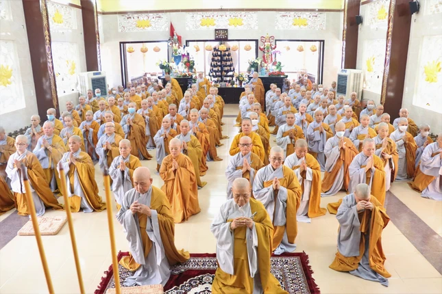 Chư Ni niêm hương, đảnh lễ Tam bảo