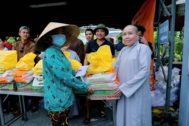 Trao quà đến tận tay người dân