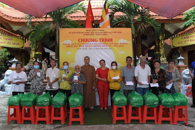 Thượng tọa trụ trì Chơn Đức thiền viện tặng quà đến các hoàn cảnh khó khăn