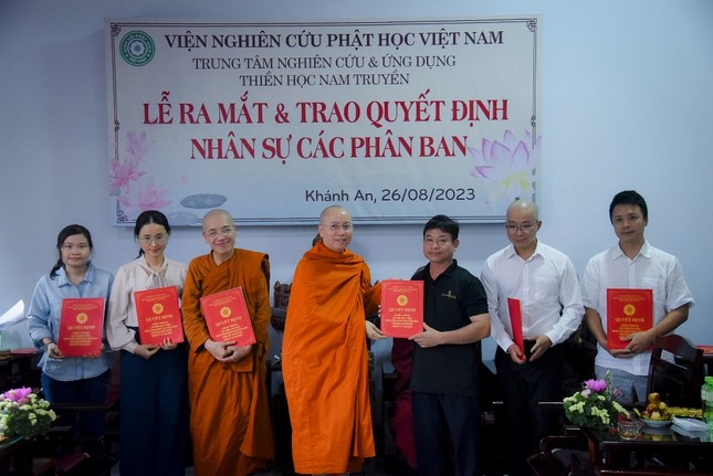 Trao quyết định đến thành viên các ban chuyên môn thuộc trung tâm