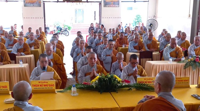 Thay mặt chư Ni hành giả tại hạ trường, Sư cô Thích nữ Thức Hạnh dâng lời tác bạch tri ân Thay mặt chư Ni hành giả tại hạ trường, Sư cô Thích nữ Thức Hạnh dâng lời tác bạch tri ân