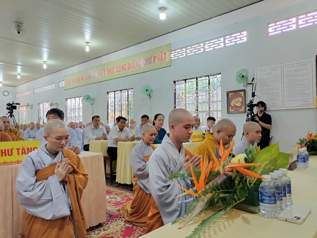 Đại diện chư hành giả an cư dâng lời tác bạch