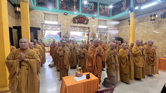 Chư tôn đức đảnh lễ Tam bảo