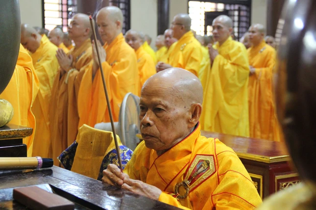 Trưởng lão Hòa thượng Thích Chơn Tế niêm hương bạch Phật