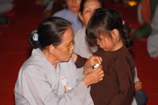 Em được cài hoa hồng nhân lễ Vu lan