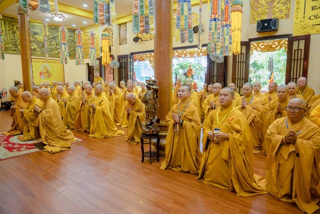 Đại chúng đảnh lễ Tam bảo