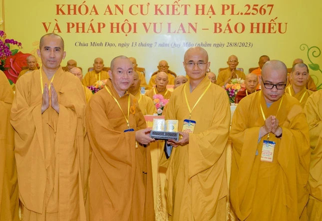 Thượng tọa Thích Thiện Quý, Phó Trưởng ban kiêm Chánh Thư ký Ban Trị sự GHPGVN TP.HCM trao chứng điệp kiết hạ