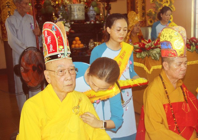 Phật tử cài hoa hồng lên huỳnh y chư tôn đức