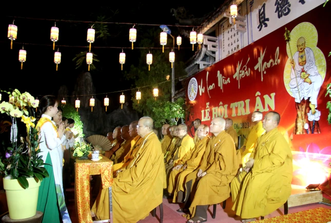 Phật tử dâng hoa cúng dường