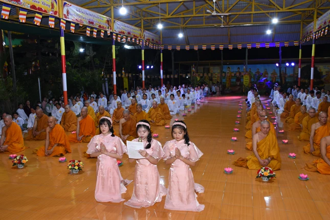 Đại diện Phật tử dâng lời phát nguyện Đại diện Phật tử dâng lời phát nguyện