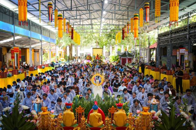 Phật tử tụng kinh Vu lan