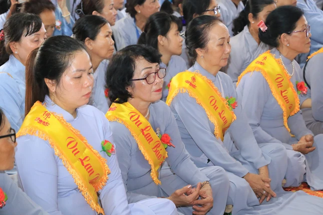 Phật tử tham dự buổi lễ