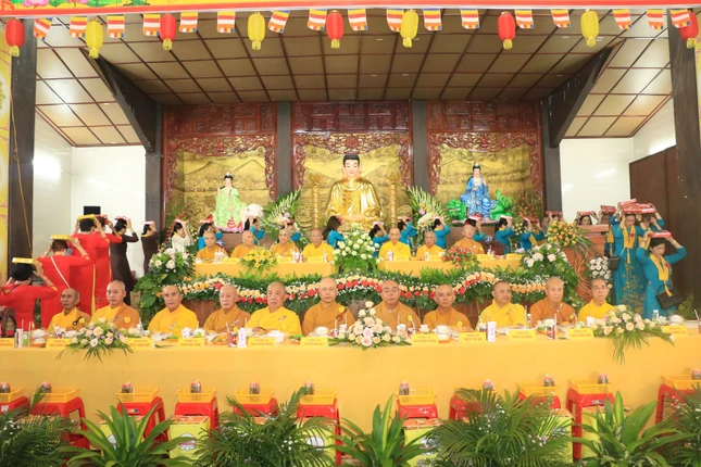 Phật tử thành kính dâng pháp y cúng dường