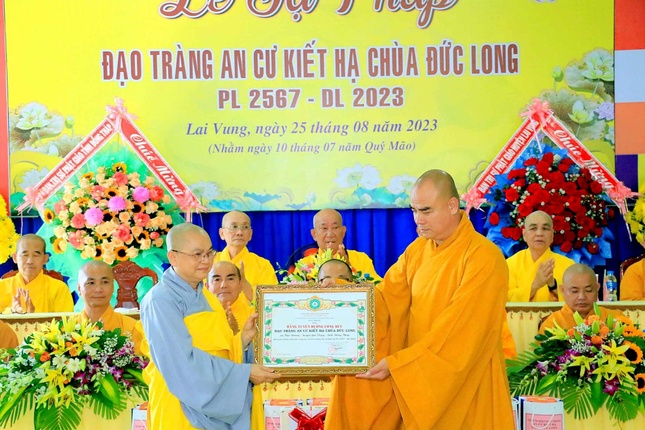 Thượng tọa Thích Tĩnh Triệt, Phó ban Thường trực Ban Trị sự GHPGVN tỉnh Đồng Tháp trao Bằng Tuyên dương công đức đến trường hạ chùa Đức Long