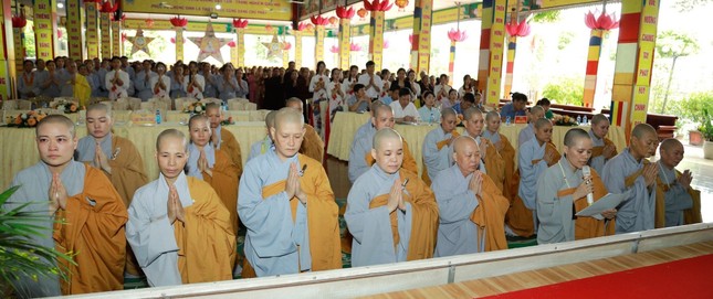 Sư cô Thích nữ Đàm Thanh đại diện chư Ni hành giả an cư dâng lời tác bạch tạ pháp