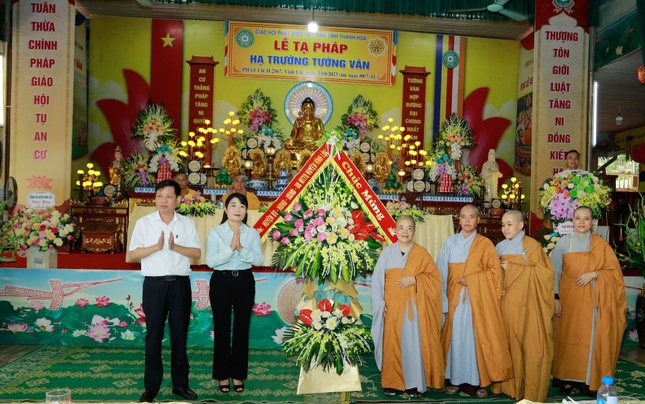 Lãnh đạo H.Vĩnh Lộc tặng hoa chúc mừng