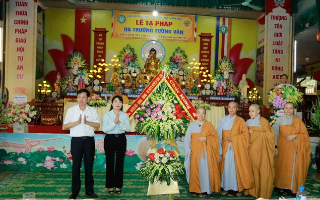 Lãnh đạo H.Vĩnh Lộc tặng hoa chúc mừng