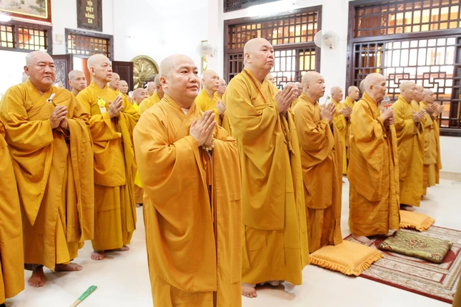 Chư tôn đức đảnh lễ Tam bảo