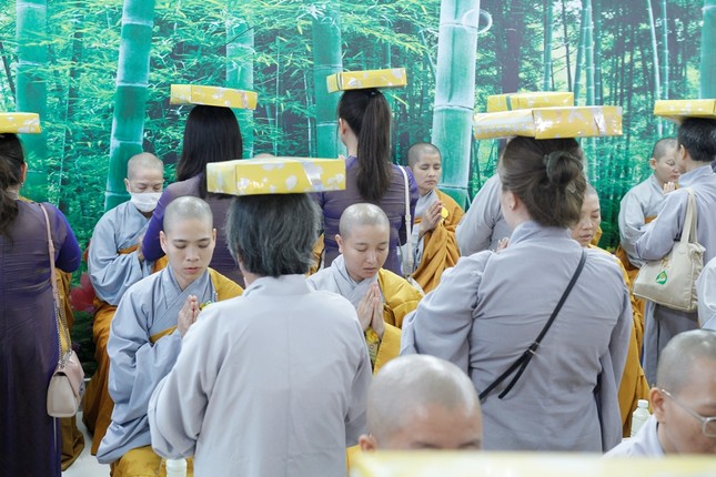 Phật tử dâng pháp y cúng dường