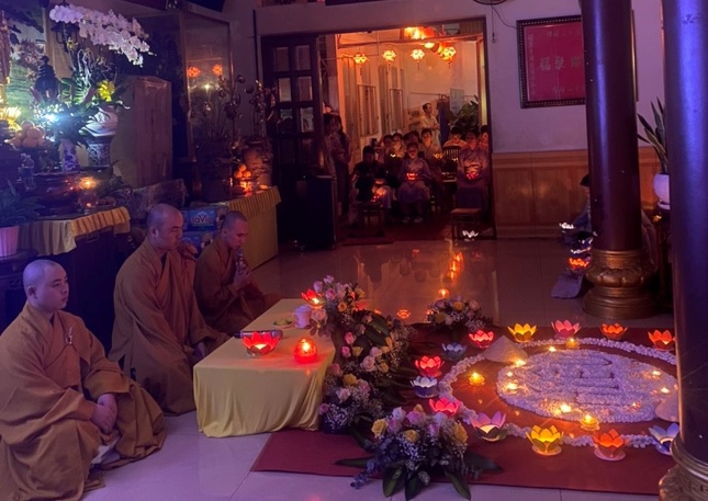 Đại diện chư Tăng chùa Phước Ân đọc lời cảm niệm Vu lan