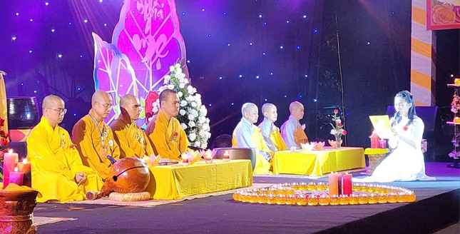 Phật tử diễn đọc ý nghĩa lễ cài hoa hồng tại chùa Đức Hậu (TP.Vinh)