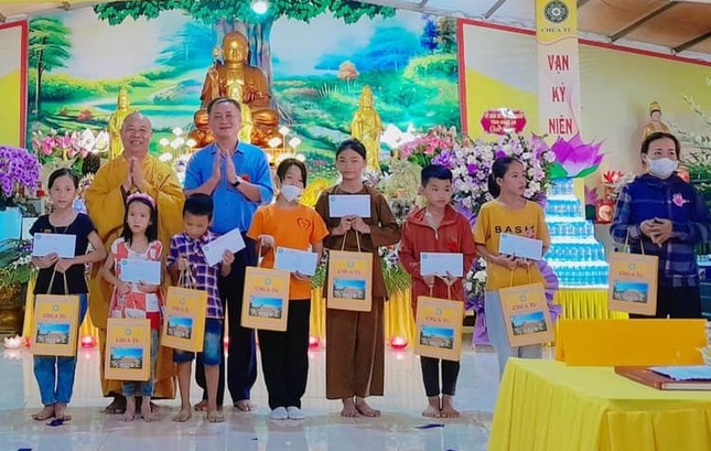 Hòa thượng Thích Thọ Lạc, Phó Trưởng ban Thường trực Ban Trị sự GHPGVN tỉnh Nghệ An và lãnh đạo công an tỉnh trao 30 suất quà đến các em học sinh nghèo tại H.Nghi Lộc trong buổi lễ Vu lan tại chùa Tu