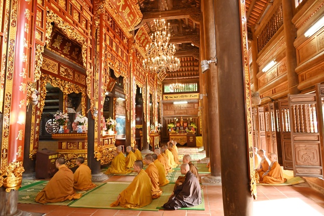 Đại diện hành giả Tăng Ni trong buổi lễ cầu tác pháp Tự tứ tại chánh điện chùa Non Nước