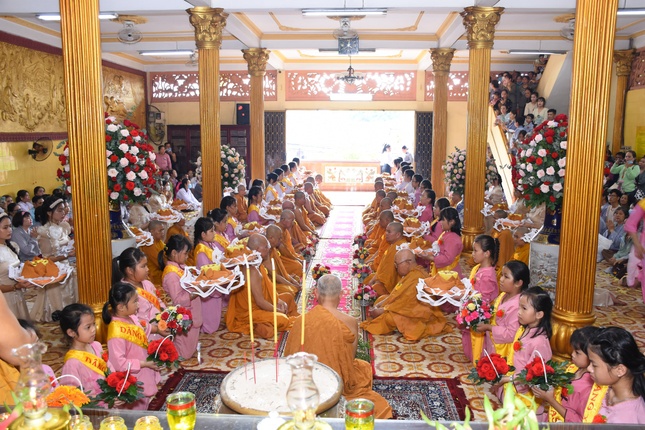 Dâng y ca-sa cúng dường chư tôn đức nhân lễ Vu lan - Báo hiếu tại tịnh xá Lộc Uyển