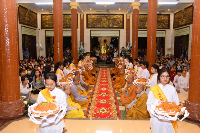 Phật tử dâng y ca-sa cúng dường chư Tăng Ni