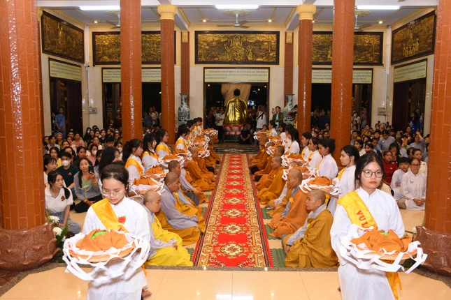 Phật tử dâng y ca-sa cúng dường chư Tăng Ni