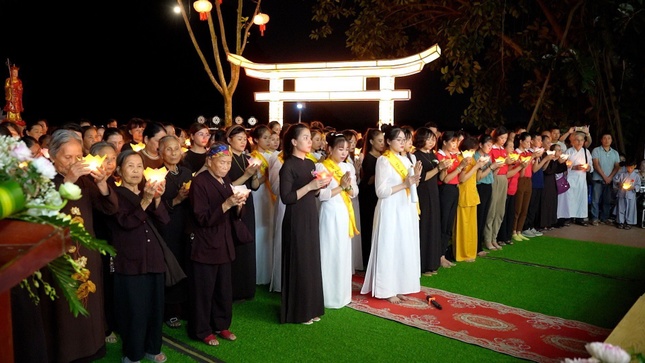 Tháng Bảy mùa thu lá rụng vàng/ Ấy mùa nhân loại đón Vu lan...