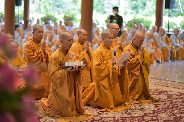 Đại diện Trường Thiền Phật học tác bạch cúng dường ấn phẩm bản dịch Chứng đạo ca