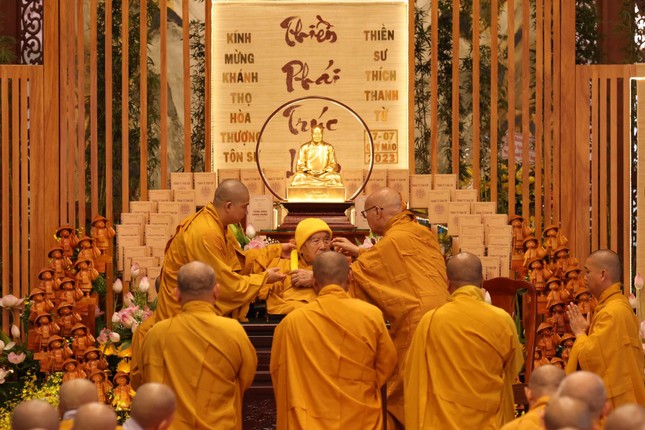 Dâng hoa kính mừng khánh tuế