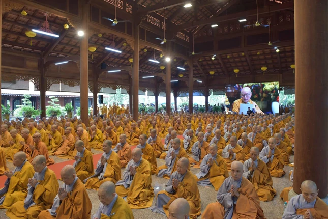Chư Tăng Ni lắng lòng nghe trùng tuyên lại lời chỉ dạy tu tập của tôn sư