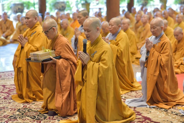 Chư tôn đức Tăng Ni trong Ban Văn hóa Thường Chiếu tác bạch trình 2 tập sách mới trong bộ Thanh Từ toàn tập