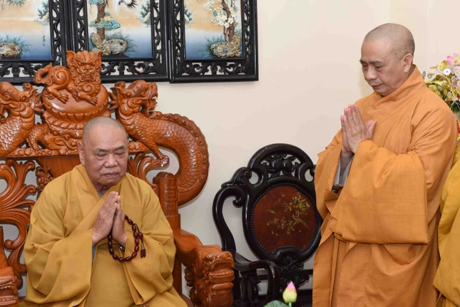 Thượng tọa Thích Tâm Chơn thay mặt Ban Trị sự GHPGVN Q.Bình Thạnh dâng lời khánh tuế Hòa thượng Thích Thiện Pháp