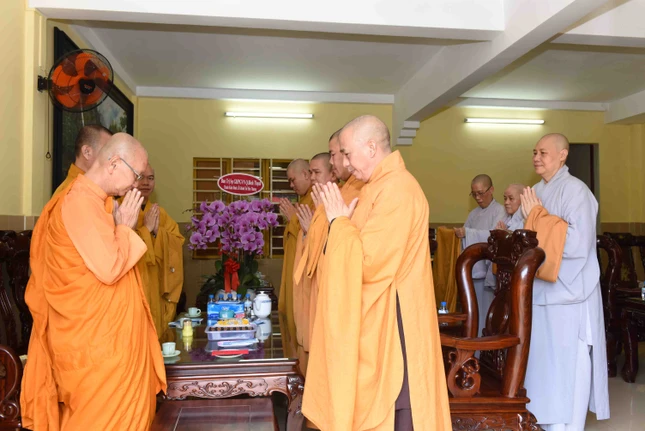 Tăng Ni Thường trực Ban Trị sự GHPGVN Q.Bình Thạnh đảnh lễ khánh tuế Hòa thượng Thích Minh Giác tại chùa Pháp Quang